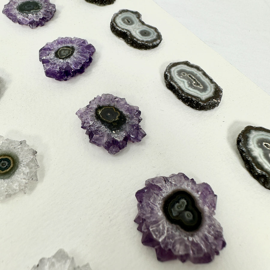 Amethyst-Grünjaspis-Stalaktiten-Scheiben mit farbintensiver Mineralstruktur