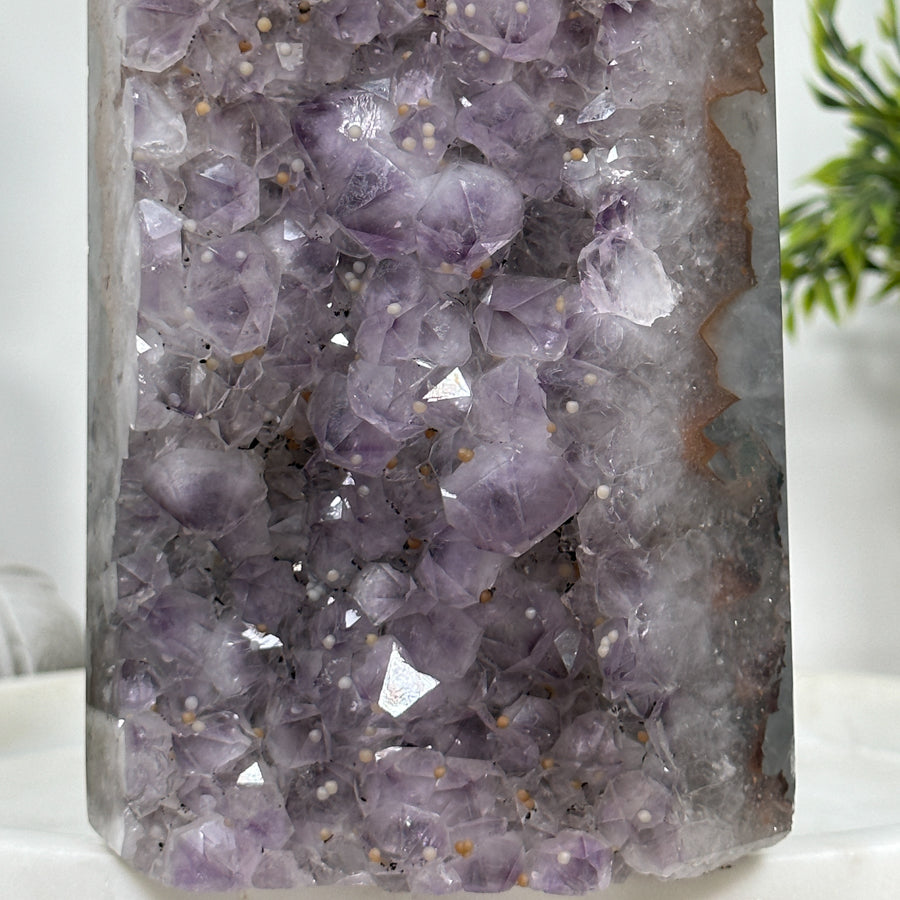 Amethyst-Obelisk  mit intensiver Kristallmatrix