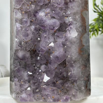 Amethyst-Obelisk  mit intensiver Kristallmatrix