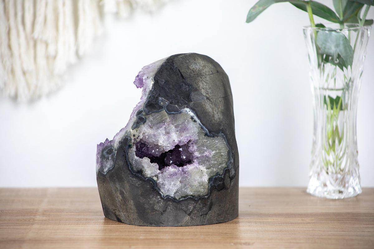 Amethyst-Geode mit plastisch hervorstechendem Kalzit-Kristall