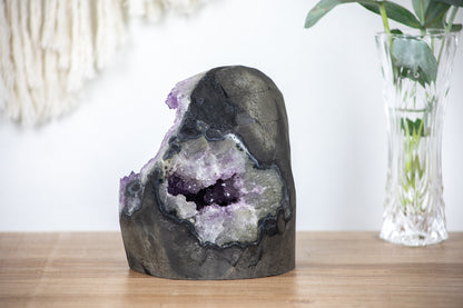 Amethyst-Geode mit plastisch hervorstechendem Kalzit-Kristall