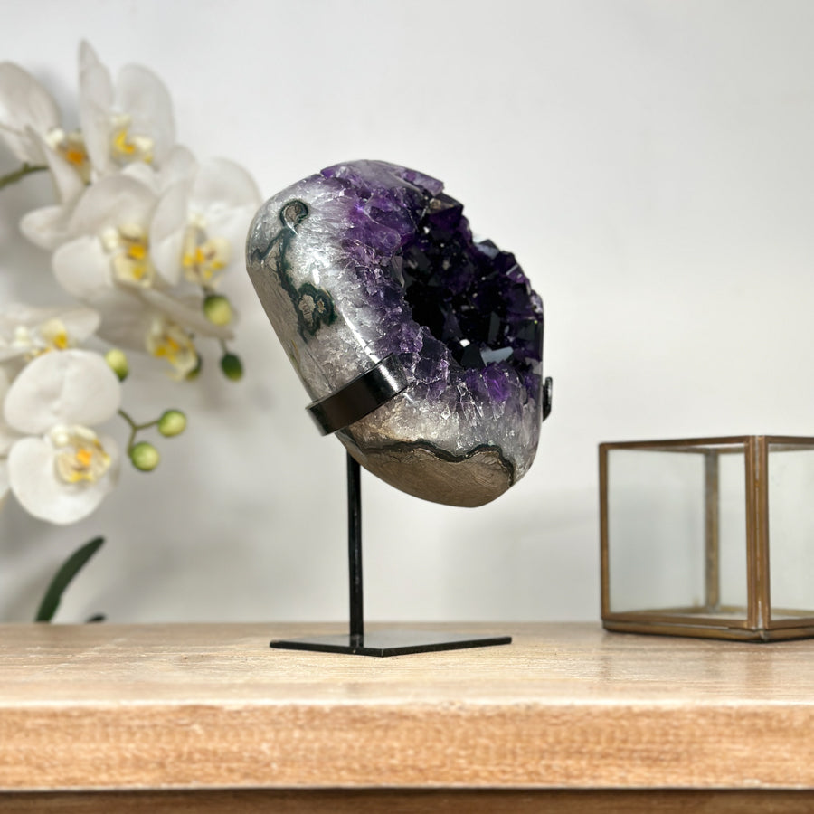 Amethyst-Geode mit großkristalliner, tiefvioletter Oberfläche
