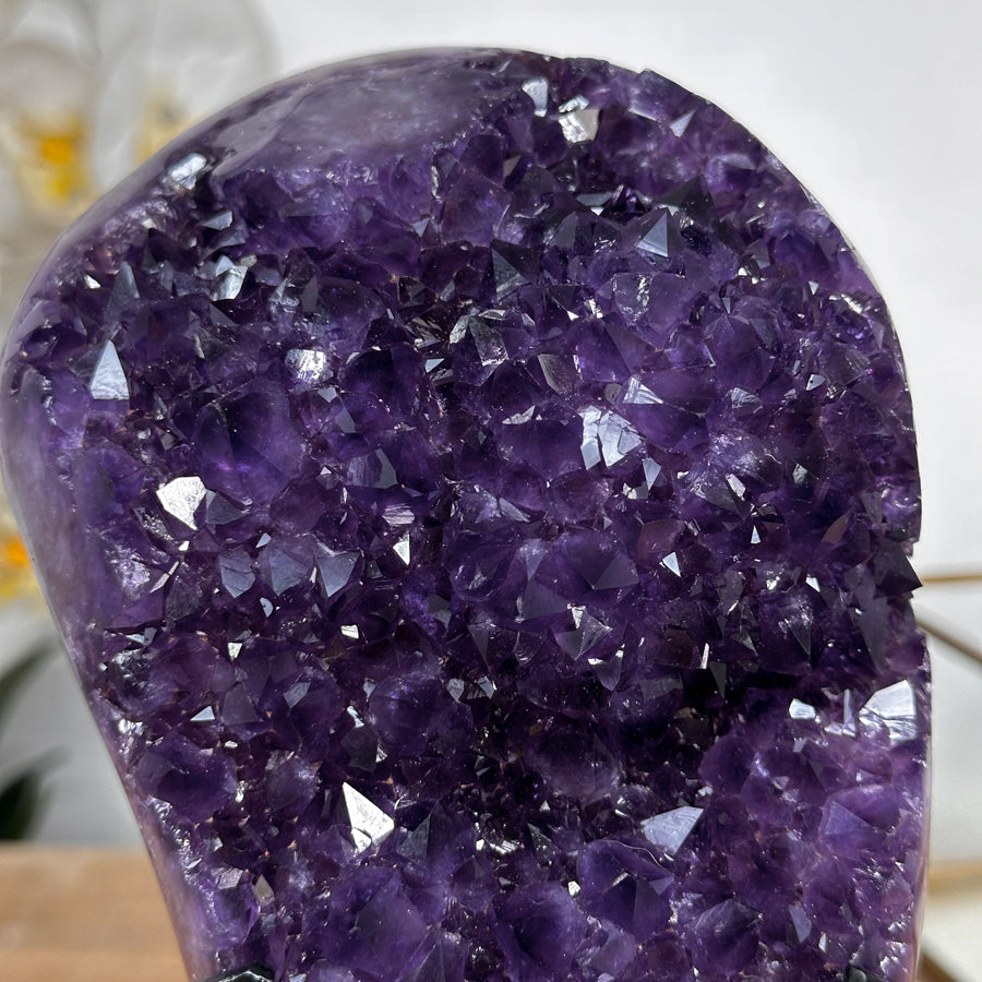 Amethyst-Kristallcluster mit kompakter Kristalllandschaft