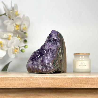 Amethyst-Druse mit dicht gewachsener Kristallfläche und violetten Kristallspitzen