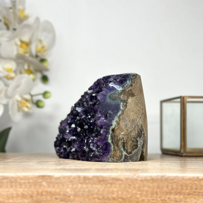 Amethyst-Druse mit polierter Randfläche und klar definierter Kristallstruktur
