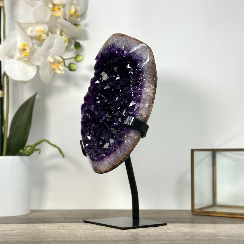 Amethyst-Geode mit gleichmäßig ausgeprägter, tiefvioletter Kristallstruktur