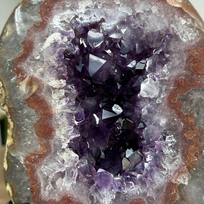 Amethyst-Geode mit markanter Quarzschale