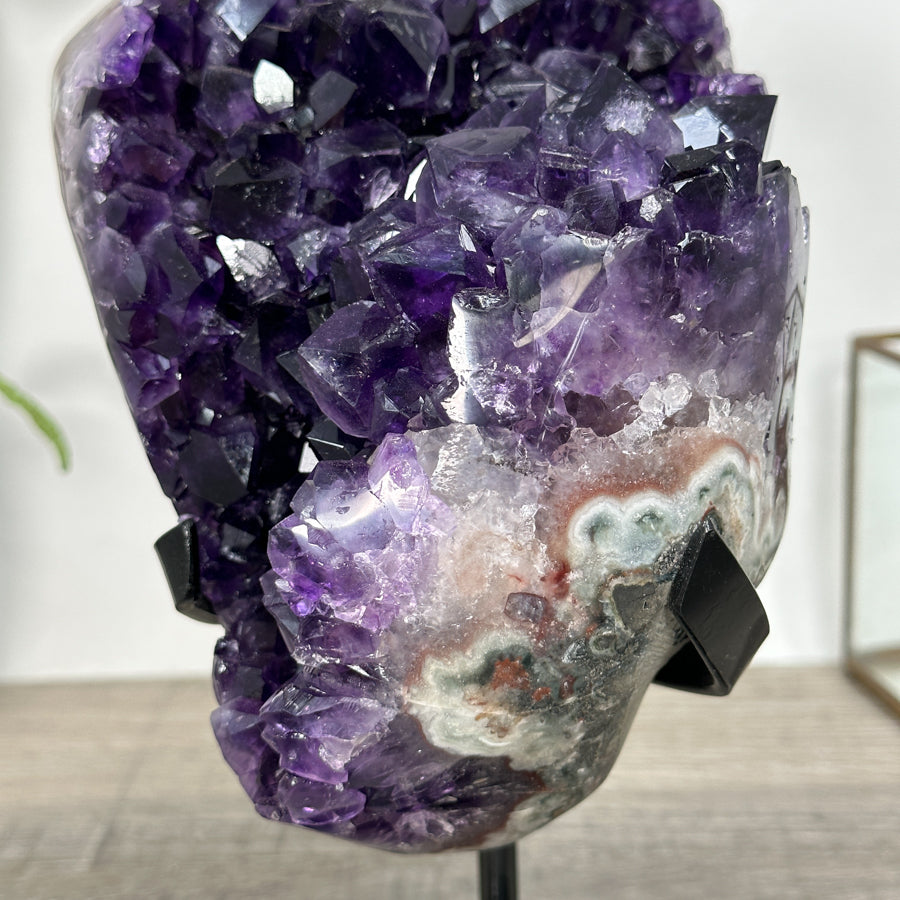 Amethyst-Cluster mit klar abgegrenzter, tiefvioletter Kristallstruktur