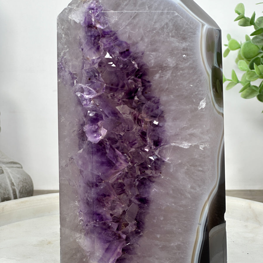 Amethyst-Achat-Obelisk mit markanter Achatbänderung, in ausgewählter Spitzenqualität