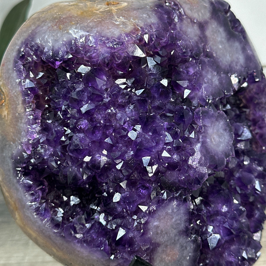 Amethyst-Cluster mit kompakt gewachsener, stalaktitischer Innenstruktur, in ausgewählter Spitzenqualität