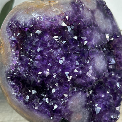 Amethyst-Cluster mit kompakt gewachsener, stalaktitischer Innenstruktur, in ausgewählter Spitzenqualität