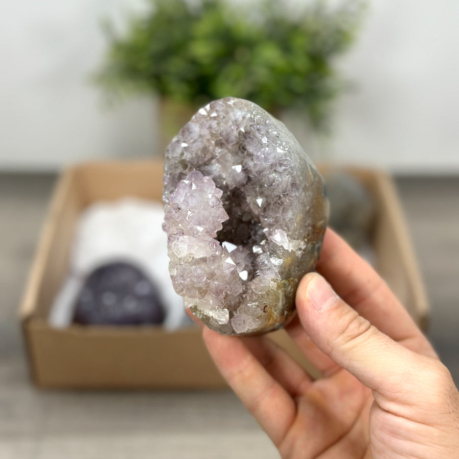 Mineralien-Ensemble mit markanter Formation und strukturierter Kristallbildung