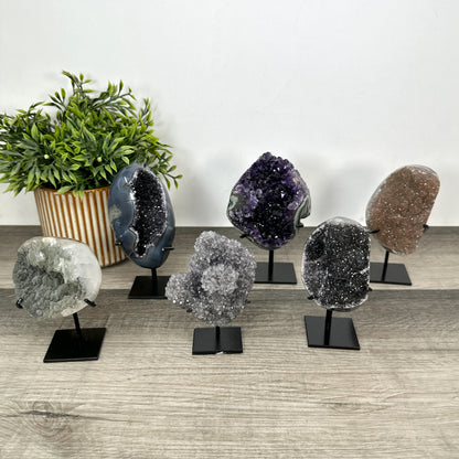 Kristallenskulpturen-Set 6-teilig, mit facettenreicher Kristallstruktur und kontrastreicher Mineralvielfalt