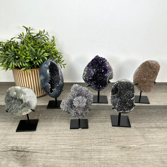 Kristallenskulpturen-Set 6-teilig, mit facettenreicher Kristallstruktur und kontrastreicher Mineralvielfalt