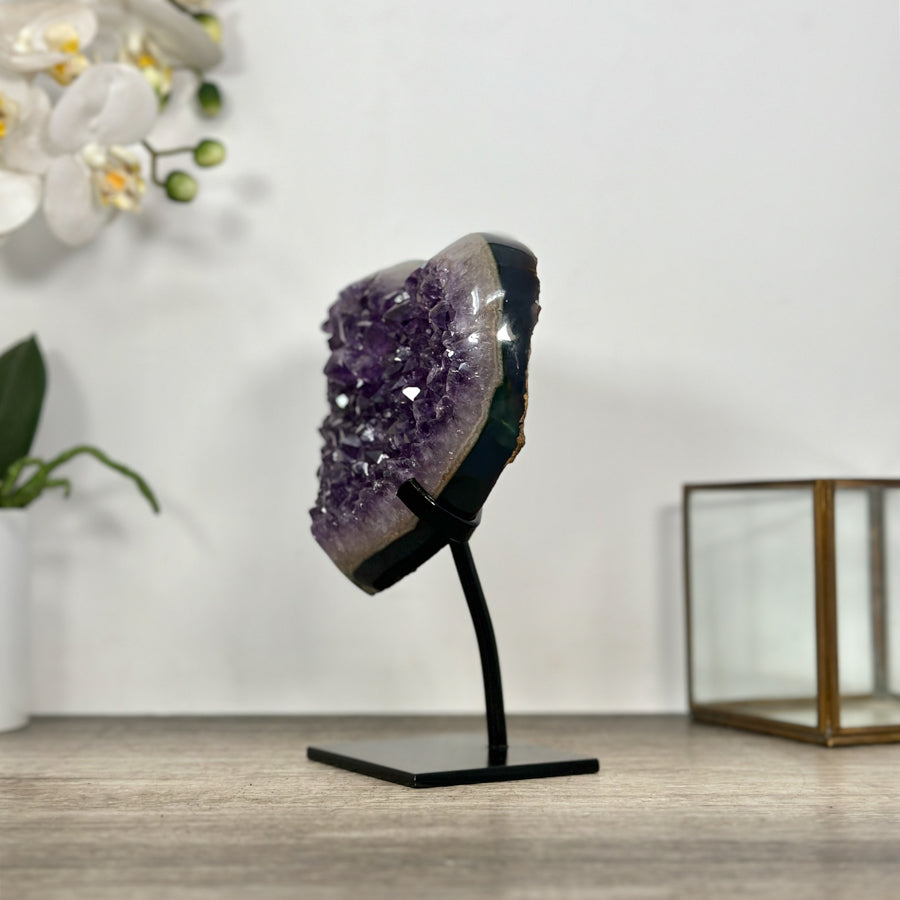 Amethyst-Achat-Herzskulptur mit gebänderter Achatstruktur und violetter Kristallzone