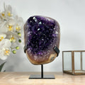 Amethyst-Kristallcluster mit wunderschöner Jaspis-Schale