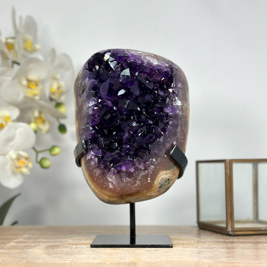 Amethyst-Kristallcluster mit wunderschöner Jaspis-Schale