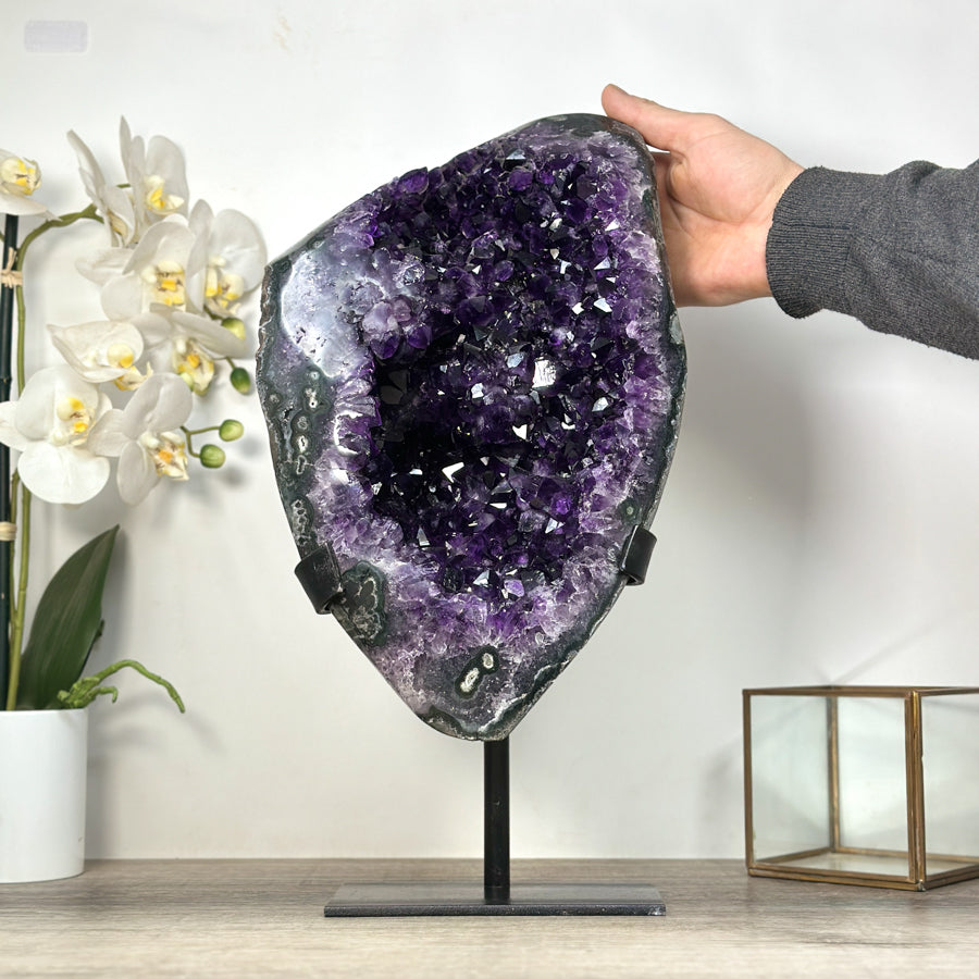 Amethyst-Kristall XL mit monumentaler Präsenz und tiefvioletten Schattierungen