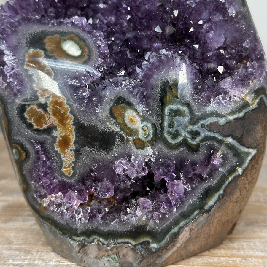 Amethyst-Kathedrale mit stalaktitischer Kristallbildung und beeindruckenden Stalaktitenaugen