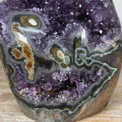 Amethyst-Kathedrale mit stalaktitischer Kristallbildung und beeindruckenden Stalaktitenaugen