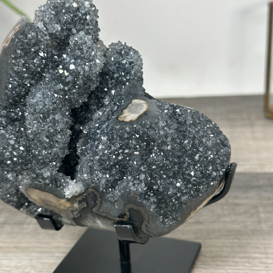 Natürliche Quarz-Skulptur mit stalaktitischer Bildung und strukturierter Oberfläche