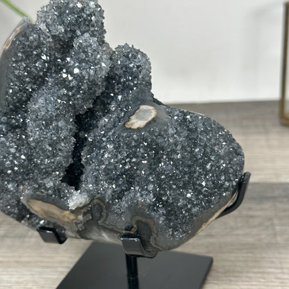 Natürliche Quarz-Skulptur mit stalaktitischer Bildung und strukturierter Oberfläche
