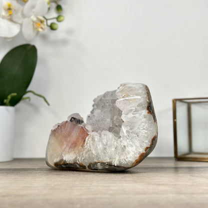 Quarz-Druzy-Geode mit fein auskristallisierter Oberfläche