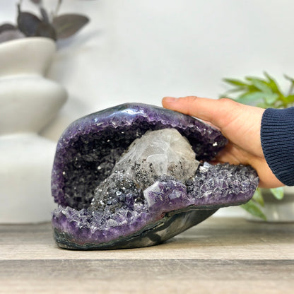 Amethyst-Geode mit zuckerquarzartiger Kristallbeschichtung und Kalzitformation