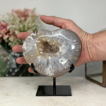 Gelbe Quarz-Herzskulptur mit lichtdurchlässiger, goldfarbener Kristallstruktur
