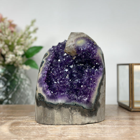 Amethyst-Geode mit reich ausgebildeter, violetter Kristallstruktur im Inneren