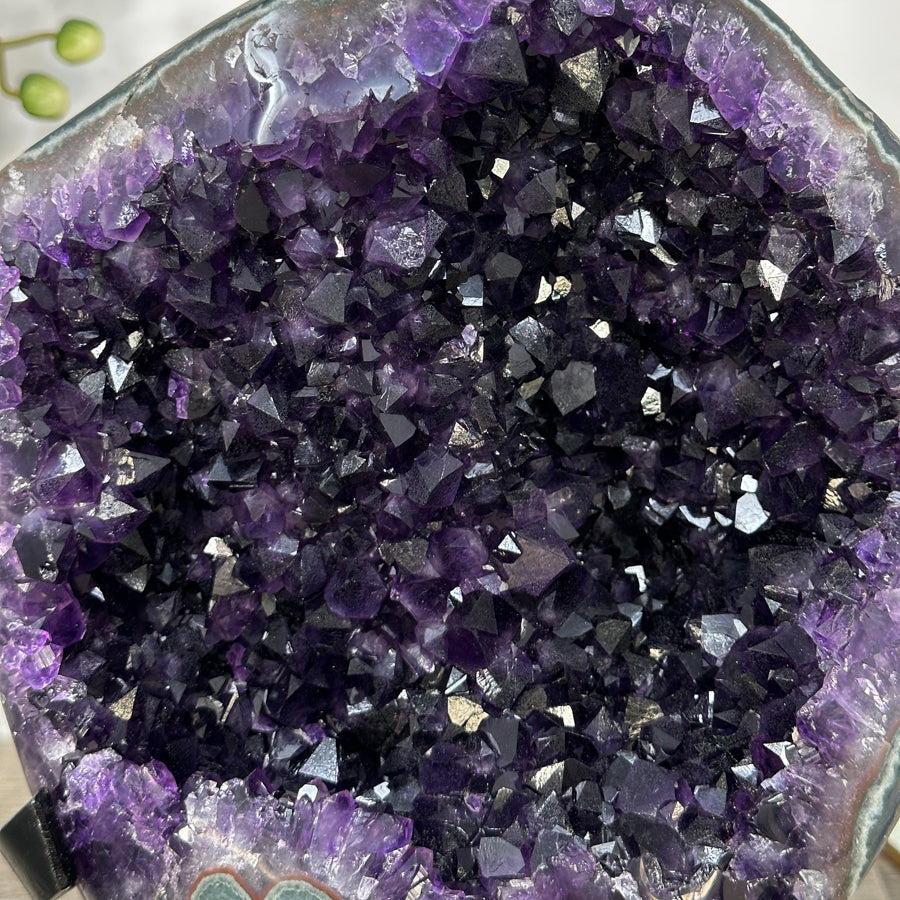 Amethyst-Geode mit dicht gewachsener Kristallstruktur
