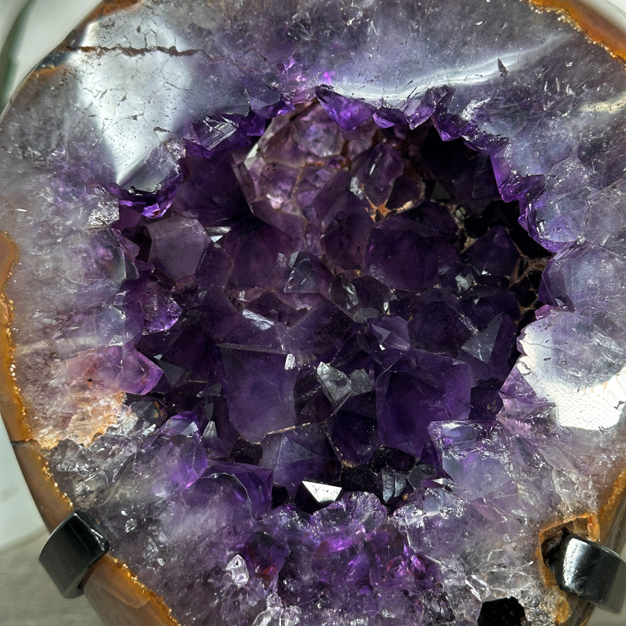 Amethyst-Geode mit kontrastreicher Achat-Randzone