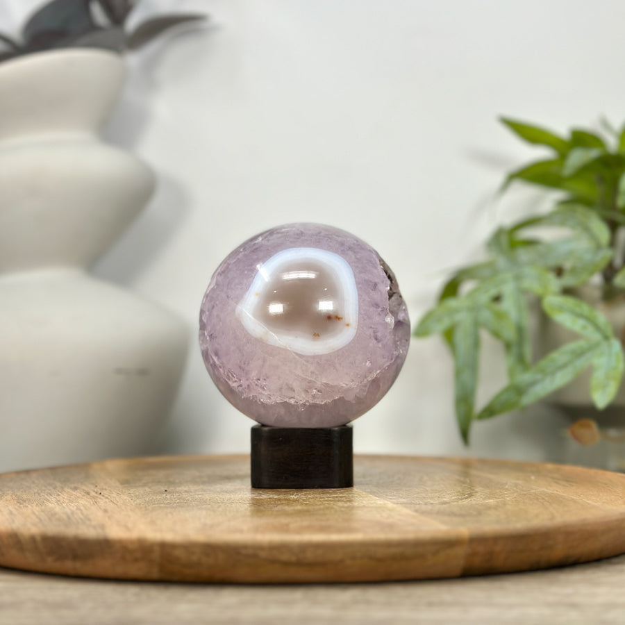 Amethyst-Sphäre mit transparenter Bänderung und klarer Kristallbildung