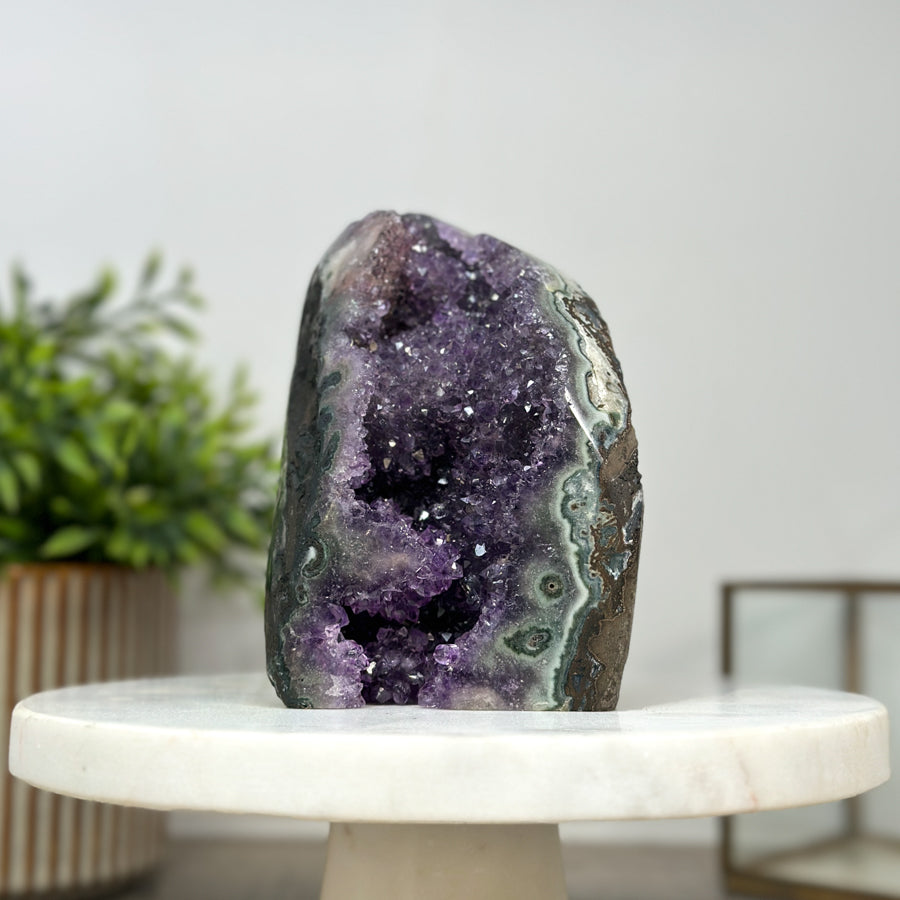 Amethyst-Geode mit gebänderter Jaspis-Struktur und natürlicher Textur