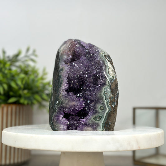 Amethyst-Geode mit gebänderter Jaspis-Struktur und natürlicher Textur