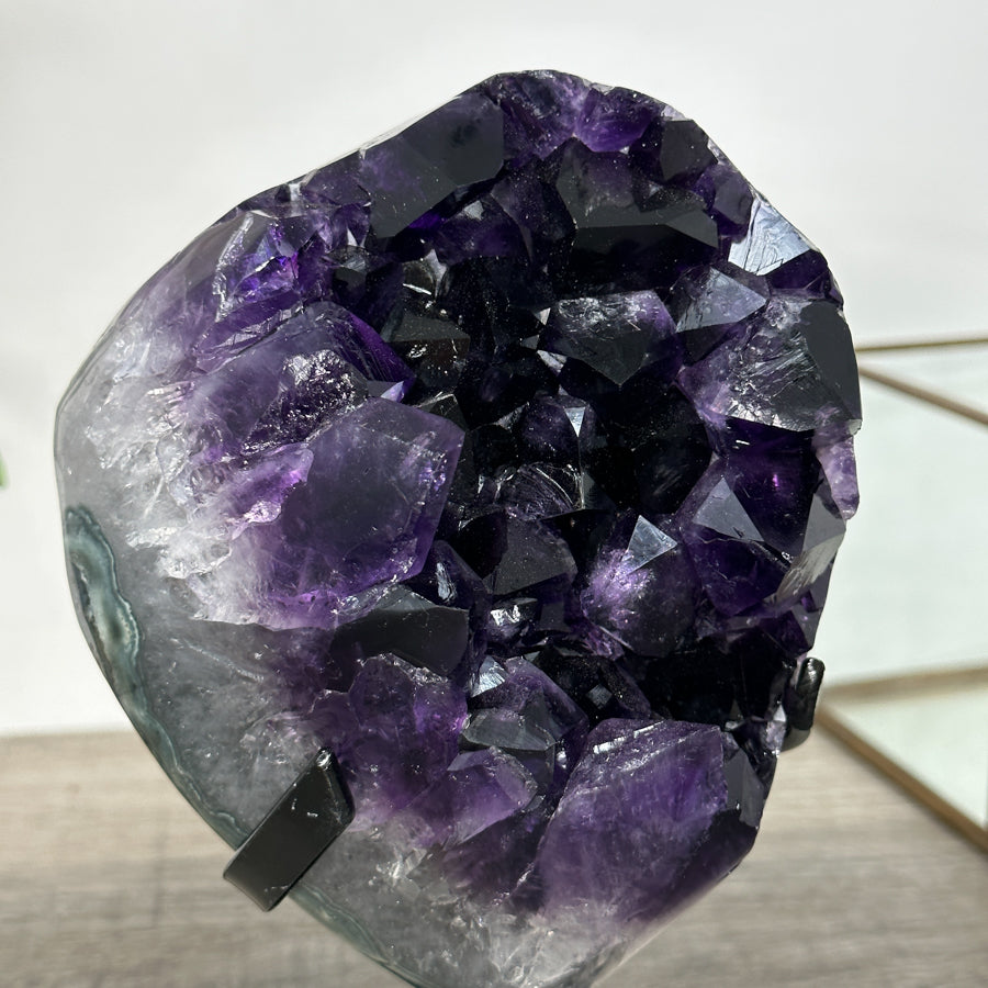Amethyst-Cluster mit groß gewachsenen, leuchtend tiefvioletten Kristallspitzen