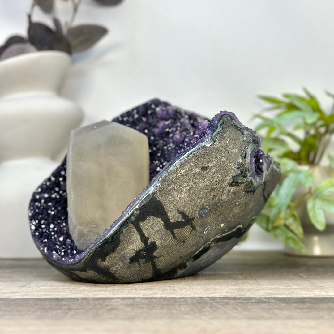 Amethyst groß mit herausragender natürlicher Kalzitbildung und tiefvioletten Kristallen