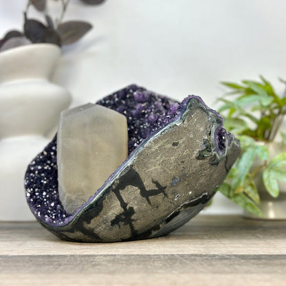 Amethyst groß mit herausragender natürlicher Kalzitbildung und tiefvioletten Kristallen