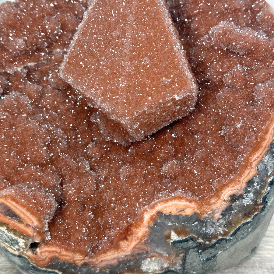 Kalzit-Kristall mit orangefarbener Druzy-Oberfläche und außergewöhnlich feiner kristalliner Struktur