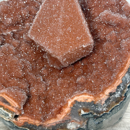 Kalzit-Kristall mit orangefarbener Druzy-Oberfläche und außergewöhnlich feiner kristalliner Struktur