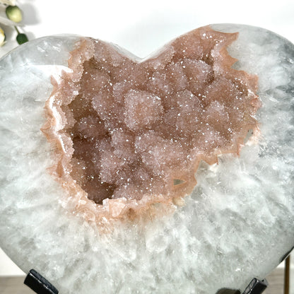 Quarz-Druzy-Herzskulptur groß mit fein funkelnder, kristallreicher Druzy-Oberfläche