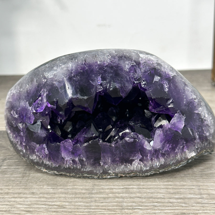Amethyst-Geode mit großflächiger, tiefvioletter Kristallarchitektur