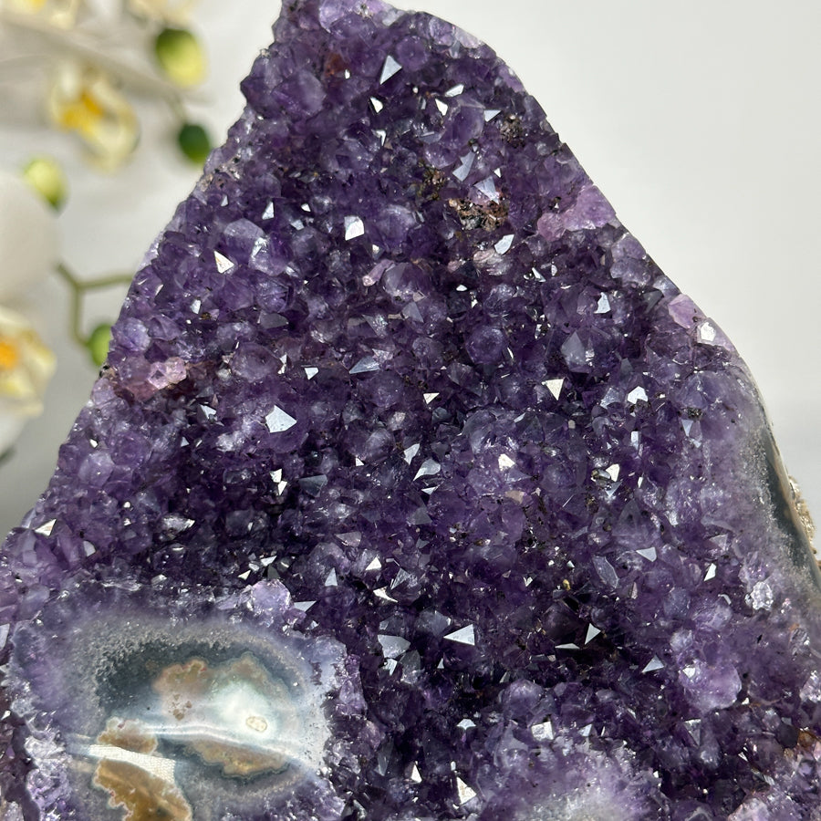 Amethyst-Kathedrale mit stalaktitischer Kristallbildung und beeindruckenden Stalaktitenaugen