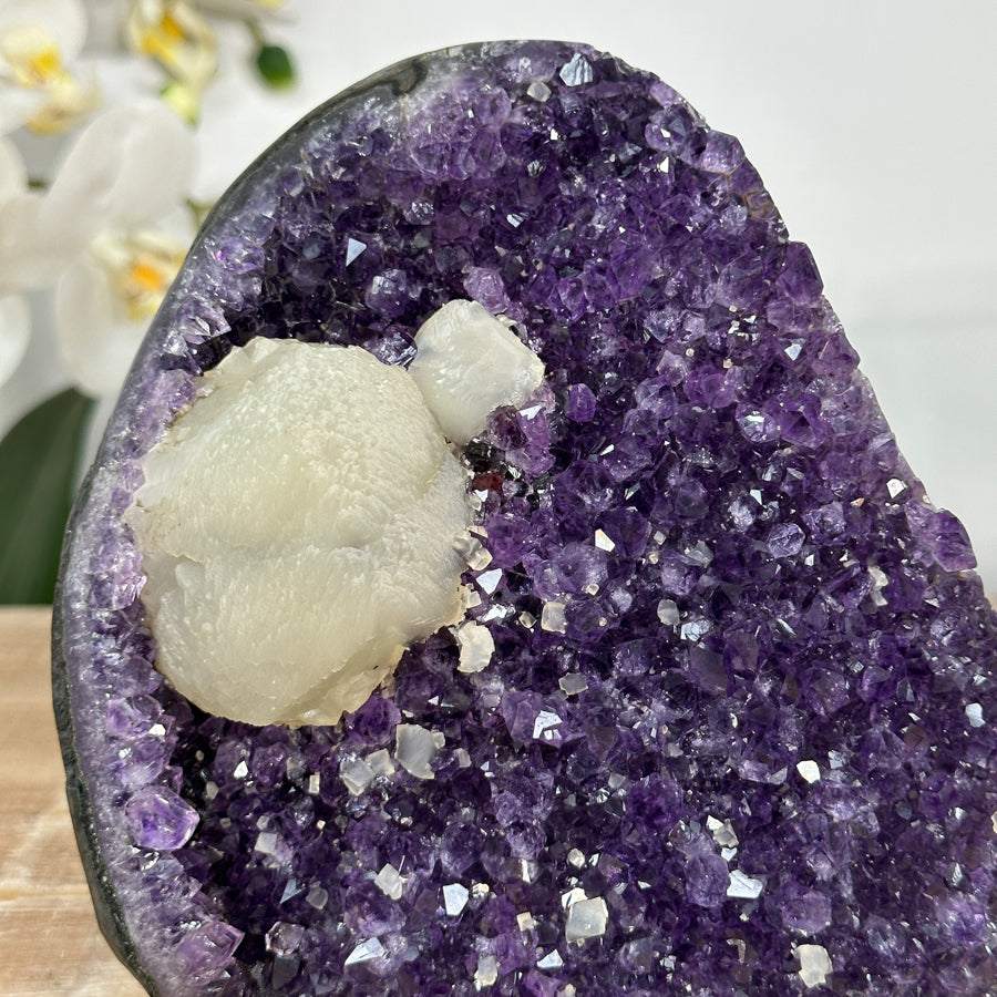 Amethyst-Kristall mit klar ausgeprägter weißer Kalzitformation
