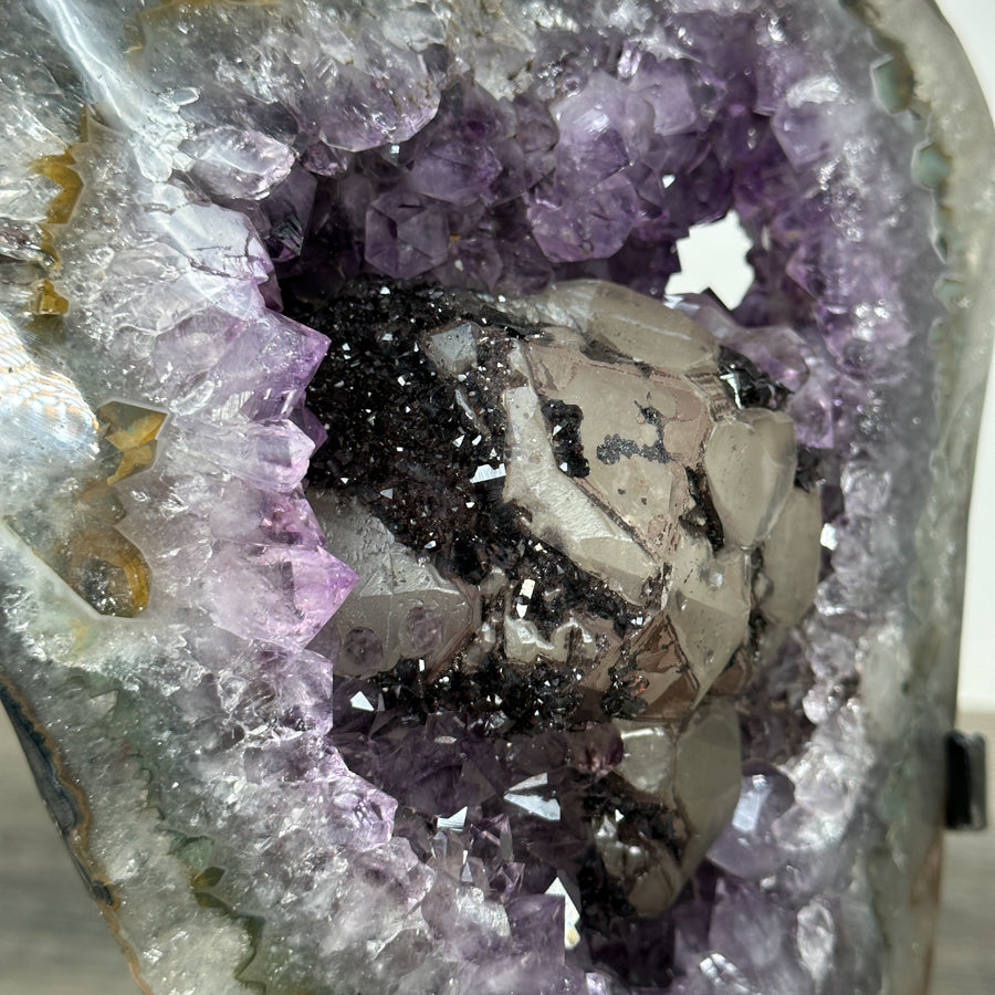 Amethyst-Geode groß mit Quarz-Schale und schwarzer Hämatit-Kalzit-Einlagerung