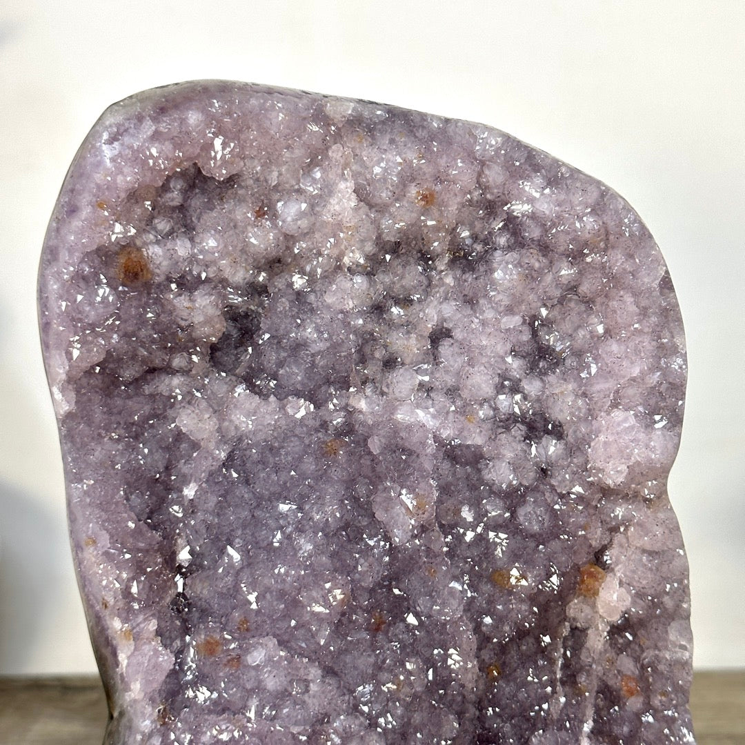 Zucker-Amethyst-Kathedrale mit purpurner Kristallarchitektur und samtiger Textur