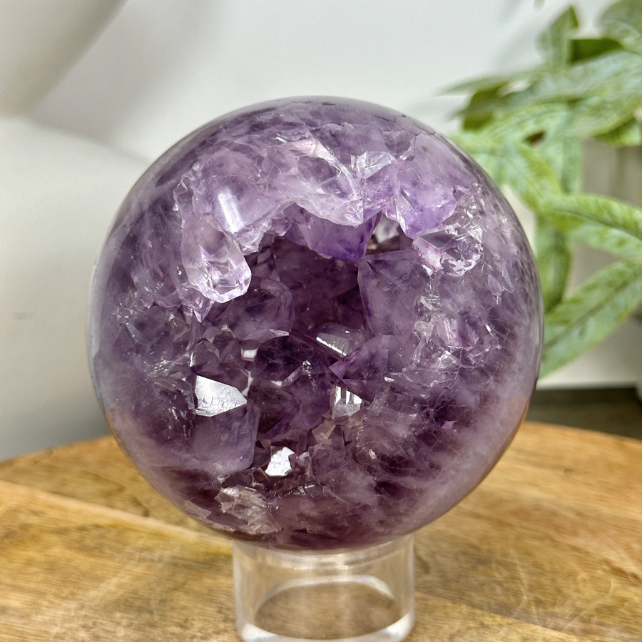 Amethyst-Steinkugel mit kraftvoller Kristallformation und ausgeprägter Struktur