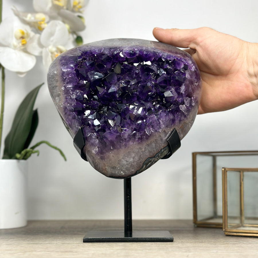 Amethyst-Kristallformation mit breit gefächerter Kristalllandschaft, in hochwertiger Naturqualität