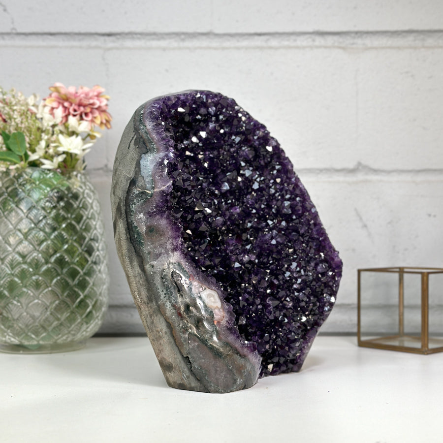 Amethyst-Kathedrale groß mit imposant geöffneter, violetter Kristallkammer
