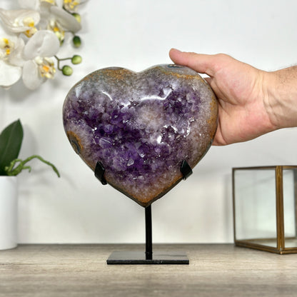 Amethyst-Quarz-Achat-Herzskulptur mit mehrschichtiger Mineralstruktur und zentraler Kristallzone